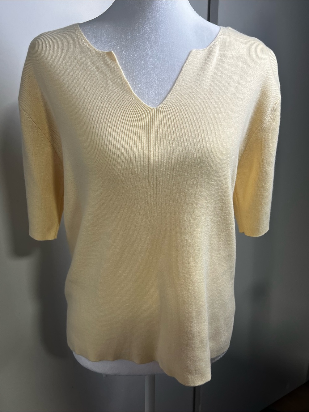 dressbarn Pale Yellow V-Neck Short Sleeve Sweater